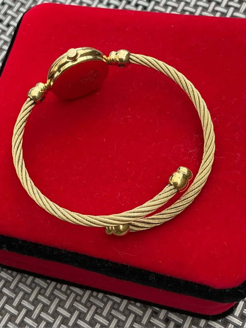 Gucci Gold-Tone Watch with Mother-of-Pearl Dial🌟 - Picture 3 of 9